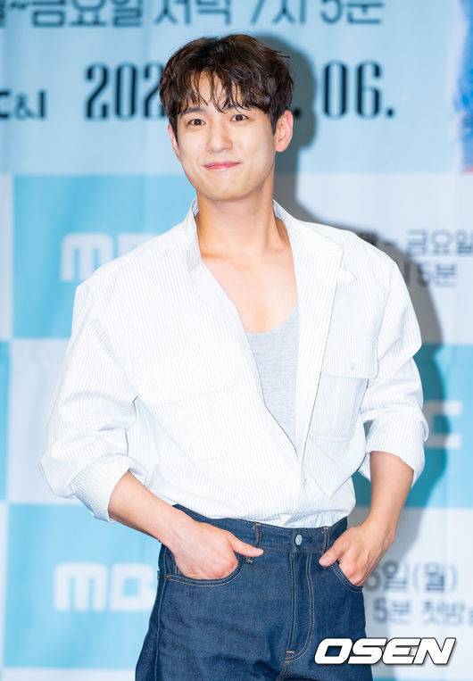 [OSEN=민경훈 기자] 3일 오후 서울 마포구 상암동 MBC 골든마우스홀에서 MBC 새 일일드라마 ‘용감무쌍 용수정’가 제작발표회가 열렸다.오는&nbsp;6일&nbsp;첫 방송될&nbsp;MBC&nbsp;새 일일드라마&nbsp;‘용감무쌍 용수정(약칭 용수정)’은 현대판 거상(巨商)&nbsp;임상옥을 꿈꾸는 거침없는 상여자 용수정(엄현경 분)과 그에게 운명을 맡긴 악바리 짠돌이 여의주(서준영 분)가 함께하는 화끈하고 통쾌한 로맨스 복수극.배우 서준영이 입장하며 포즈를 취하고 있다. 2024.05.03 /rumi@osen.co.kr