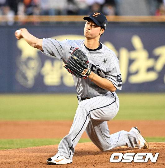 [OSEN=잠실, 이대선 기자] 1회말 무사에서 한화 선발투수 엄상백이 역투하고 있다. 2025.03.26 /sunday@osen.co.kr