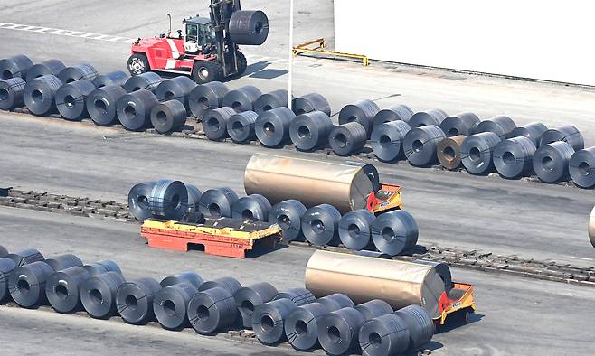 도널드 트럼프 미국 대통령의 상호관세 발표를 앞둔 1일 경기도 평택시 포승읍 평택항 야적장에 철강 제품들이 쌓여 있다. 뉴시스