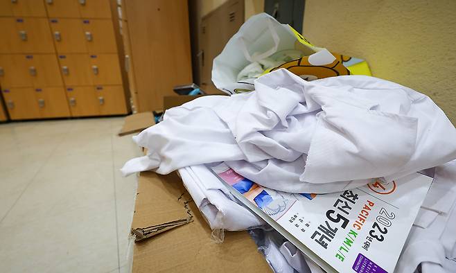 서울 시내 한 의과대학 학생회관에 가운과 의사국가시험 서적이 버려져있다. 연합뉴스