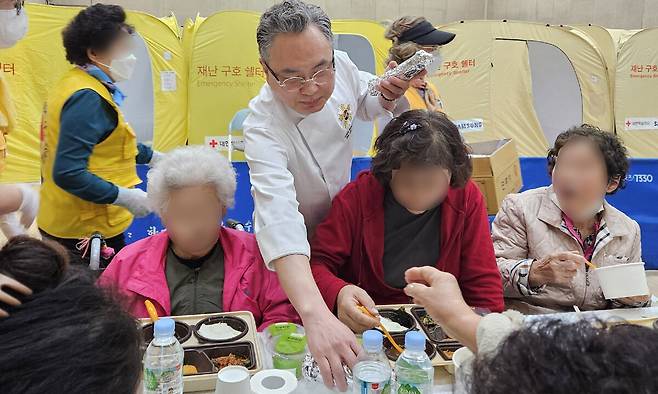 흑백요리사에 출연한 안유성 명장이 지난달 27일 오후 경북 안동체육관을 찾아 산불 이재민들에게&nbsp;김밥과 닭죽 등 먹거리를 나누고 있다. 안동=뉴스1