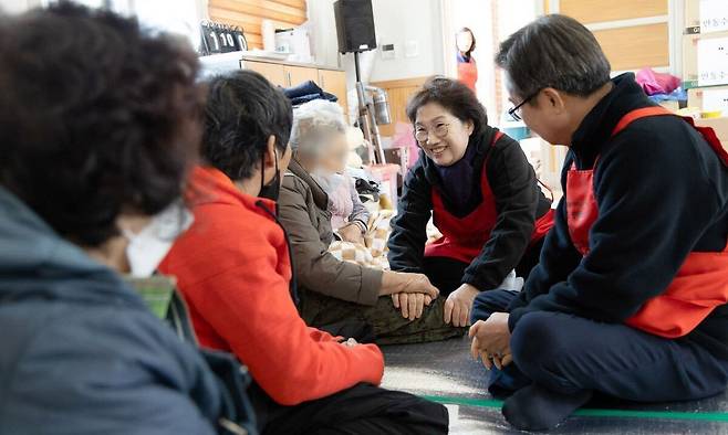 지난달 29일 경북 안동시 임하면 복지회관을 찾은 김동연 경기도지사(오른쪽)와 부인 정우영 여사(오른쪽 두 번째)가 이재민 노인들의 다리를 주무르며 얘기하고 있다. 경기도 제공