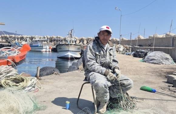 지난달 25일 ‘의성 산불’ 당시 경북 영덕군 축산면 경정3리 해안마을에서 고령의 주민들을 업고 대피시켜 목숨을 살린 인도네시아 국적 선원 수기안토(31)씨. 2025.4.1 연합뉴스