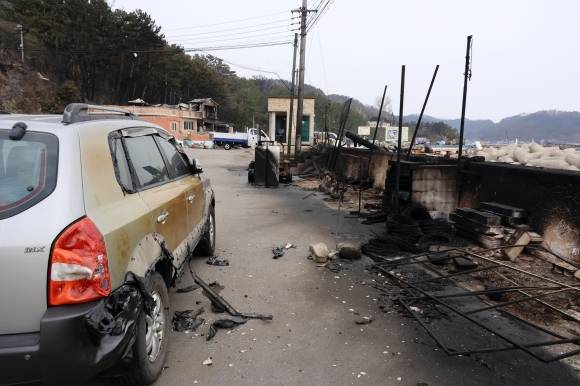 화염에 탄 차 - 27일 경북 영덕군 축산면 경정3리 해안에 차가 화염에 일부 타 있다. 2025.3.27 연합뉴스