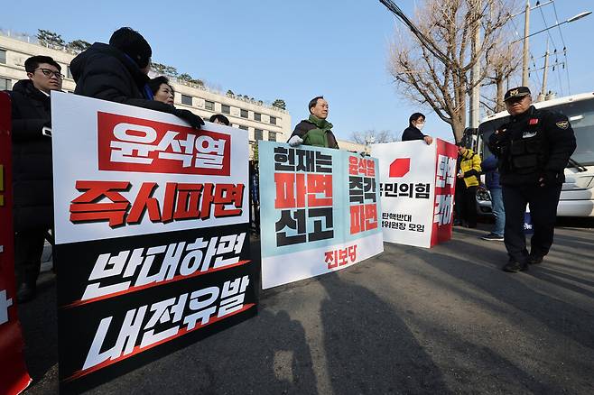 3월31일 서울 종로구 헌법재판소 앞에서 여야 인사들이 각각 윤석열 대통령 탄핵 찬반 1인 시위를 하고 있다. ⓒ연합뉴스&nbsp;