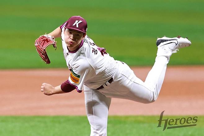 ▲ 26일 광주 KIA전에서 5이닝 동안 무려 122개의 공을 던지며 큰 화제를 모은 끝에 프로 데뷔승을 따낸 키움 정현우 ⓒ 키움 히어로즈