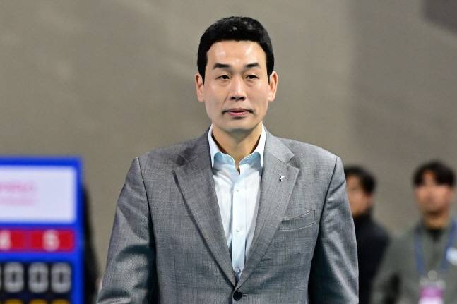 고희진 정관장 감독이 31일 흥국생명과 챔프전 1차전에서 어두운 표정을 짓고 있다. /사진=KOVO 제공