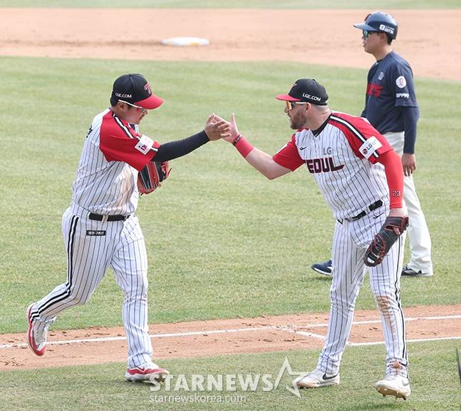 2025 신한 SOL Bank KBO리그 LG 트윈스 대 롯데 자이언츠 경기가 23일 잠실야구장에서 열렸다.  LG 3루수 문보경(왼쪽)이 8회초 롯데 손호영의 직선 타구를 환상적인 수비로 처리하며 이닝을 종료한 후 팬들의 박수를 받고 있다. /사진=김진경 대기자