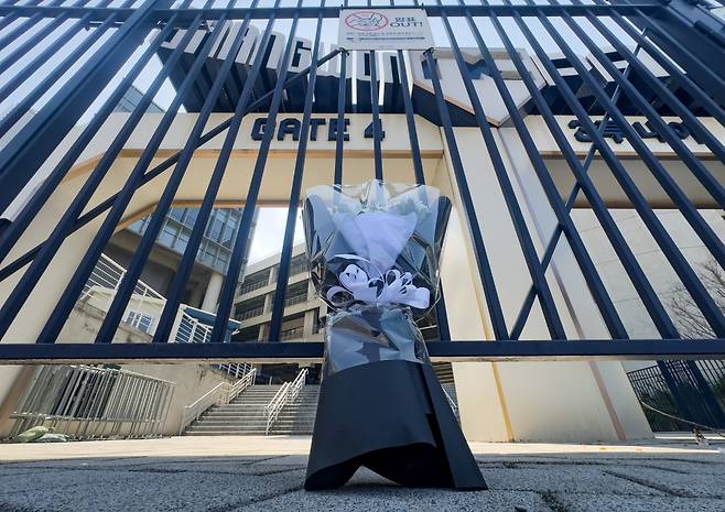 NC 다이노스가 1일 홈구장인 창원NC파크에 대해 긴급 안전 점검을 진행했다. 외부 안전 점검 업체 직원들은 낙하 사고가 발생한 외벽 구조물 마감 자재와 동일한 자재에 대해 점검했다. 연합뉴스