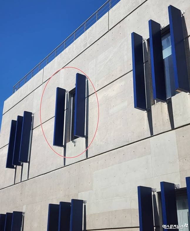 NC와 LG는 지난 29일 창원 NC파크에서 '2025 신한 SOL Bank KBO 리그' 정규시즌 2차전을 치렀다. 이날 오후 5시 20분경 경기장 내 구조물이 추락해 관중 3명을 다치게 했고, 30일 경기가 시설문 안전점검 사유로 취소됐다. 엑스포츠뉴스 DB