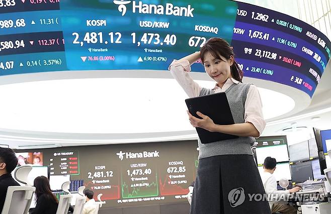 코스피 급락해 2,480대 마감 (서울=연합뉴스) 서명곤 기자 = 1년 5개월간 금지됐던 국내 주식시장 공매도가 재개된 31일 서울 중구 하나은행 딜링룸에서 한 딜러가 상황을 주시하고 있다. 이날 코스피는 공매도 재개, 상호관세 우려 속에 전장보다 76.86p(3.00%) 내린 2,481.12에 거래를 마감했다.  2025.3.31 seephoto@yna.co.kr