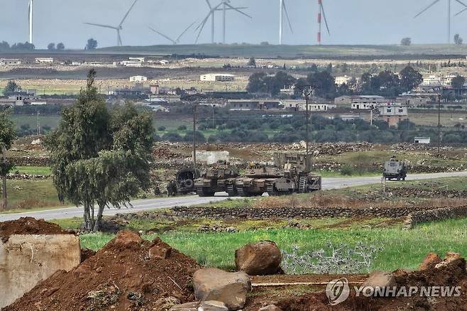 시리아 남부 국경지대에서 이동 중인 이스라엘 전차 [AFP 연합뉴스 자료사진]