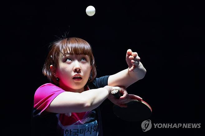 서효원의 서브 (영종도=연합뉴스) 서대연 기자 = 탁구 서효원이 1일 인천 영종도 인스파이어 아레나에서 열린 월드테이블테니스(WTT) 챔피언스 인천 2025 여자단식 32강전에서 서브하고 있다. 2025.4.1 dwise@yna.co.kr