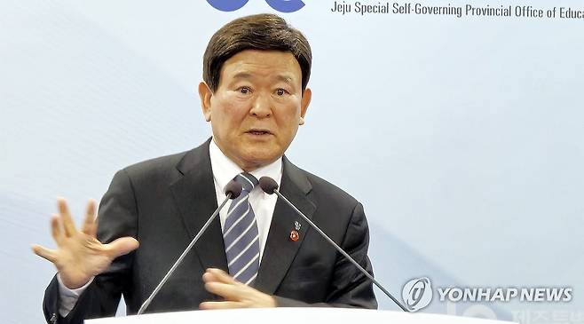 기자회견 하는 김광수 제주교육감 (제주=연합뉴스) 김호천 기자 = 김광수 제주도교육감이 1일 오전 기자실에서 제1회 추가경정예산안 편성 등과 관련해 기자회견을 하고 있다. 2025.4.1 khc@yna.co.kr