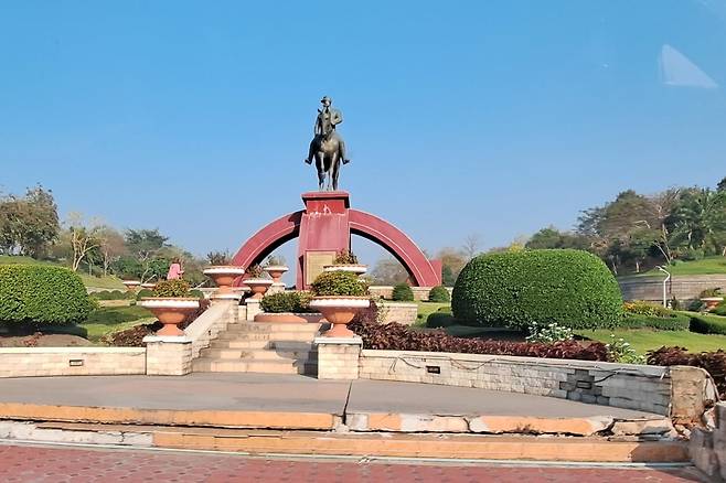 네피도 아웅산 장군 동상 (네피도=연합뉴스) 박의래 특파원 = 미얀마 수도 네피도 시내에 있는 아웅산 장군 동상. 동상으로 향하는 계단이 지진으로 갈라져 있다. 2025.4.1 laecorp@yna.co.kr