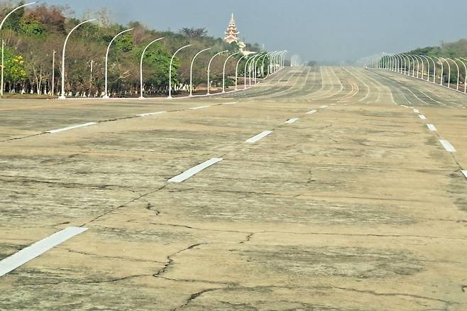 지진으로 갈라진 야자 타니 대로 (네피도=연합뉴스) 박의래 특파원 = 미얀마 수도 네피도 내 미얀마 정부 청사와 의사당 등을 연결하는 야자 타니 대로. 지진으로 갈라진 도로를 모래로 채워놨다. 왕복 20차선이지만 차가 보이지 않는다. 2025.4.1. laecorp@yna.co.kr