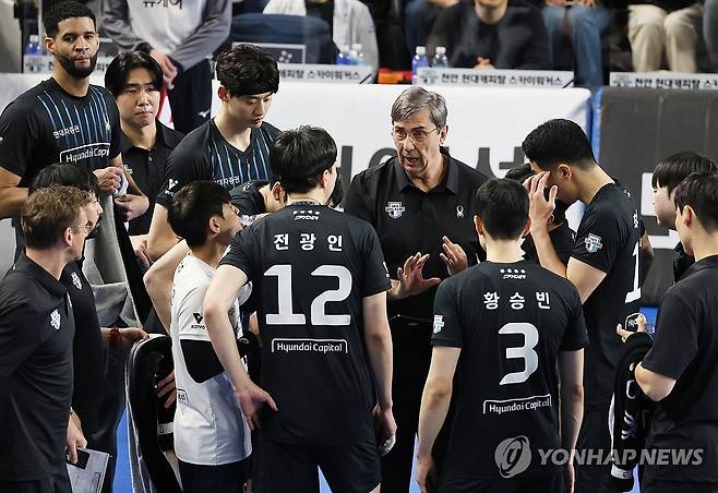 작전 지시하는 필립 블랑 (천안=연합뉴스) 강수환 기자 = 1일 충남 천안 유관순체육관에서 열린 남자프로배구 챔피언결정전 현대캐피탈 스카이워커스와 대한항공 점보스의 1차전 경기. 현대캐피탈 필립 블랑 감독이 선수들에게 작전 지시하고 있다. 2025.4.1 swan@yna.co.kr