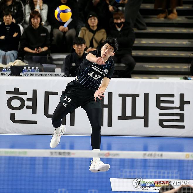 서브하는 신펑 [현대캐피탈 배구단 제공. 재판매 및 DB 금지]