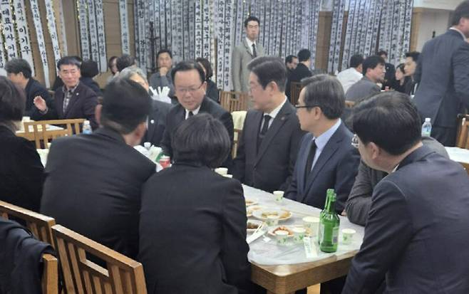 이재명 더불어민주당 대표와 김동연 경기도지사가 1일 서울 송파구 아산병원 장례식장에서 김부겸 전 총리 부친상 조문을 한 뒤 김 전 총리와 대화하고 있다. (사진=뉴스1)