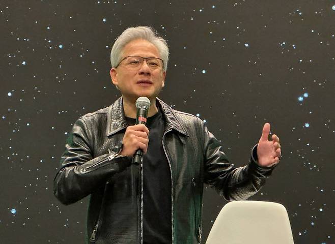 젠슨 황 엔비디아 최고경영자(CEO)가 지난 19일(현지시간) 엔비디아 연례 개발자 회의(GTC 2025)가 열리고 있는 미국 캘리포니아주 새너제이에서 가진 글로벌 기자간담회에서 답변하고 있다. (사진=연합뉴스)