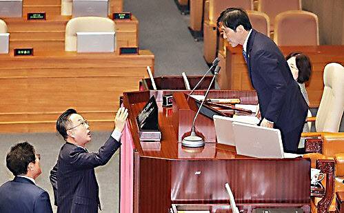 2일 국회 본회의에서 국민의힘 박형수 원내수석부대표와 더불어민주당 박성준 원내수석부대표가 국민의힘 박충권 의원의 “공산주의자” 발언 논란과 관련해 이학영 부의장과 대화하고 있다. 연합뉴스