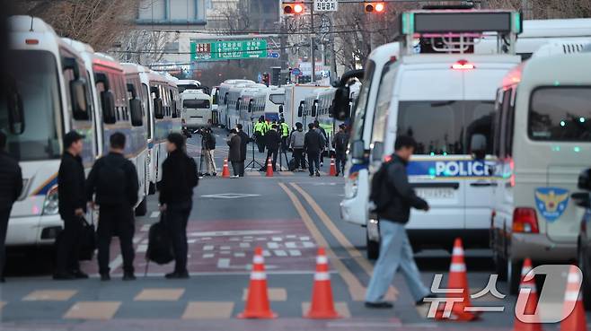 윤석열 대통령 탄핵심판 선고일이 결정된 지난 1일 오후 서울 종로구 헌법재판소 앞에 경찰 차벽이 두텁게 세워지고 있다. 2025.4.1/뉴스1 ⓒ News1 이동해 기자