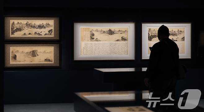 31일 오전 경기 용인시 처인구 호암미술관에 겸재 정선의 작품이 전시돼 있다. 삼성문화재단과 간송미술문화재단이 공동 개최한 '겸재 정선'전은 다음 달 2일부터 6월 29일까지 경기 용인 호암미술관에서 열린다. 2025.3.31/뉴스1 ⓒ News1 김영운 기자