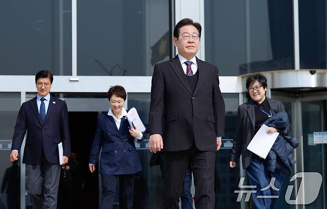 이재명 더불어민주당 대표가 2일 오전 서울 여의도 국회에서 비공개 최고위원회의를 마친 후 광화문 천막당사로 향하고 있다. 2025.4.2/뉴스1 ⓒ News1 안은나 기자