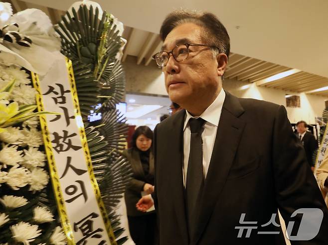 정진석 대통령비서실장이 2일 오후 부산 해운대백병원 장례식장에 마련된 고(故) 장제원 전 국민의힘 의원의 빈소를 찾아 조문한 뒤 이동하고 있다. 2025.4.2/뉴스1 ⓒ News1 윤일지 기자