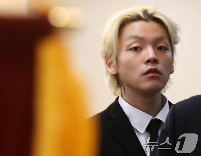 래퍼 노엘(본명 장용준)이 2일 부산 해운대백병원 장례식장에 마련된 아버지 고(故) 장제원 전 국민의힘 의원의 빈소를 지키고 있다. 2025.4.2/뉴스1 ⓒ News1 윤일지 기자