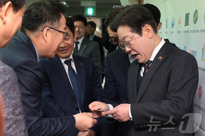 더불어민주당 이재명 대표가 2일 서울 여의도에서 열린 소상공인연합회 민생경제 현장 간담회에서 참석자들과 인사를 나누고 있다. 2025.4.2/뉴스1 ⓒ News1 국회사진취재단