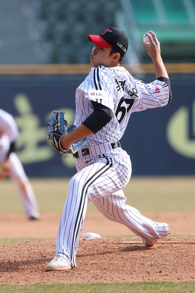LG 김영우가 17일 잠실구장에서 열린 2025 KBO리그 시범경기 NC전에서 힘차게 공을 던지고 있다. 사진 | LG 트윈스