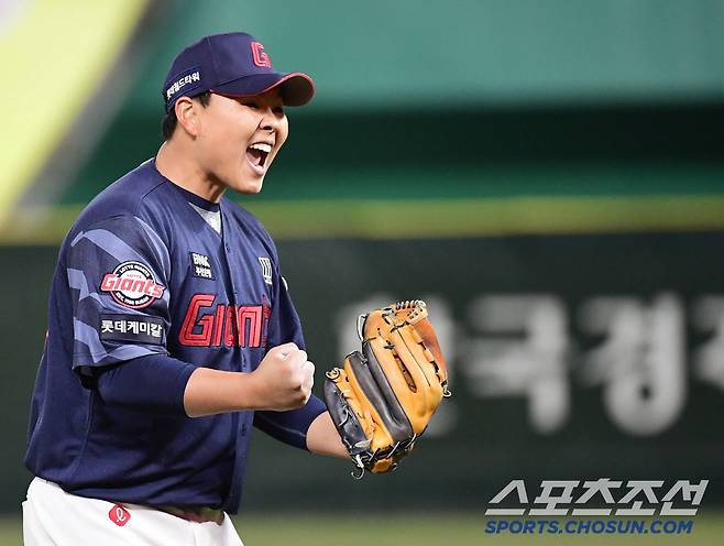 25일 인천 SSG랜더스필드에서 열린 KBO리그 SSG와 롯데의 경기. 11회 연장 끝에 롯데가 SSG에 승리했다. 세이브를 달성한 박진이 기뻐하고 있다.