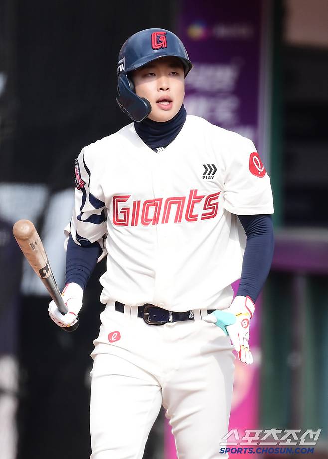 8일 부산 사직야구장에서 KBO리그 시범경기 롯데와 KIA의 경기가 열렸다. 타격하는 롯데 이호준. 부산=송정헌 기자songs@sportschosun.com/2025.03.08/