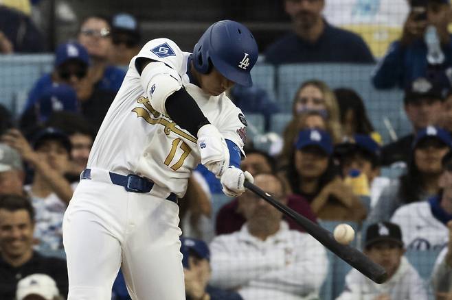 LA 다저스 오타니 쇼헤이는 아직 어뢰 배트에 공개적 관심을 보이고 있지는 않다. 지난달 28일(한국시각) 디트로이트 타이거스전에서 7회 홈런을 날리고 있는 오타니. AP연합뉴스