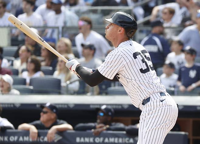 뉴욕 양키스 코디 벨린저가 지난달 30일(한국시각) 밀워키 브루어스전에서 1회 솔로홈런을 터뜨리고 있다. UPI연합뉴스