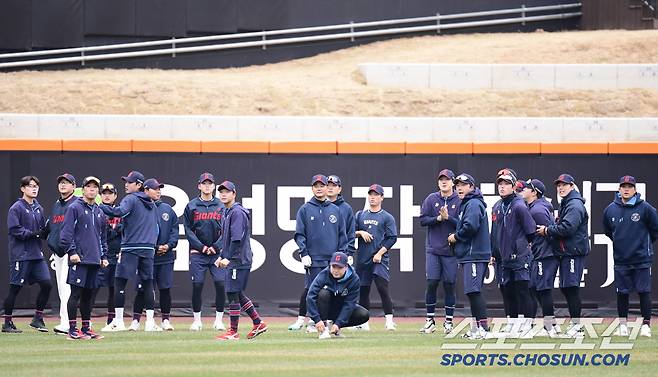 대전 신구장 첫 방문 경기 갖는 롯데 선수들.