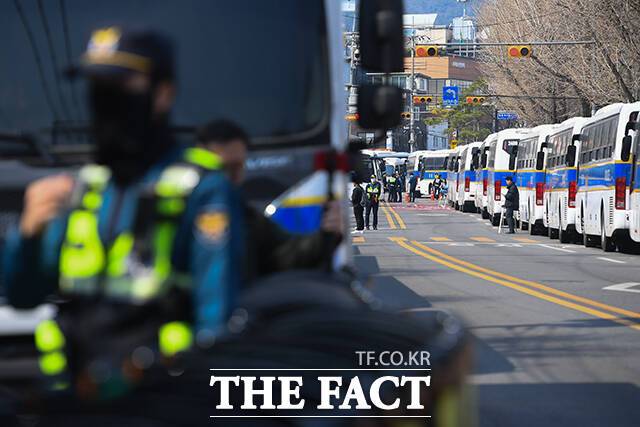 윤석열 대통령 탄핵심판 선고기일이 발표된 1일 오후 서울 종로구 헌법재판소 인근 도로에 경찰버스가 차벽을 세우고 있다. /장윤석 기자