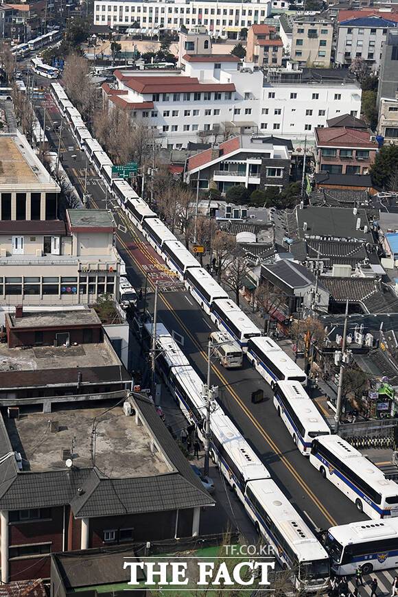 윤석열 대통령 탄핵심판 선고기일이 발표된 1일 오후 서울 종로구 헌법재판소 인근 도로에 경찰버스가 차벽을 세우고 있다. /서예원 기자