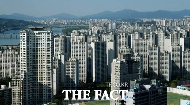 여러 아파트 단지를 하나로 묶어 재건축을 추진하는 '통합 재건축'이 늘어나고 있다. 단지 규모를 키워 사업성이 올라가면 그만큼 재건축 속도도 빨라지기 때문이다. /더팩트 DB