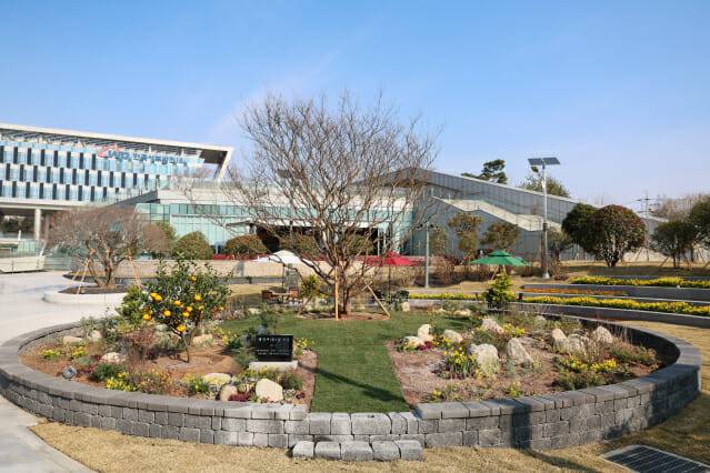 서부발전이 천리포수목원과 협업해 본사 앞마당에 조성한 협력정원 ‘태안애(愛):숲’