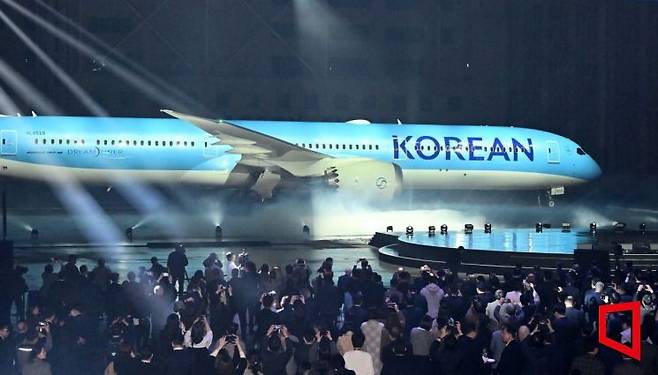 3월 11일 오후 서울 강서구 대한항공 본사 격납고에서 열린 ‘대한항공 라이징 나이트(Rising Night)’ 행사에서 새로운 CI가 도장된 항공기가 공개되고 있다. 공항사진기자단