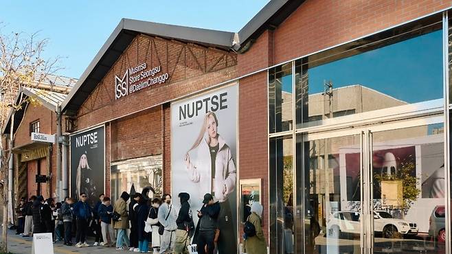 무신사가 작년 서울 성수동에 문을 연 ‘무신사 스토어 성수@대림창고’ 앞에서 개점을 기다리는 사람들이 길게 줄을 서 있다. 작년 11월 촬영한 사진으로 무신사는 이곳에서 온라인 플랫폼 입점 업체의 제품을 판매한다. 무신사 관계자는 “이 매장 판매액 절반 가까이가 외국인 고객에게서 나온다”고 말했다./무신사