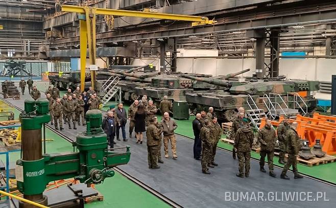 지난 2월 20일 폴란드 육군사관학교 교직원과 학생이 폴란드 글리비체 지역에 위치한 부마르-와벤디(Bumar-Łabędy) 군수 공장을 견학하고 있다. / 부마르-와벤디 제공