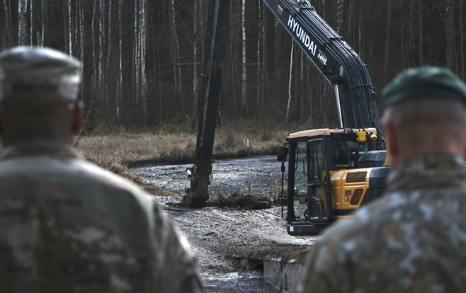 미군이 지난달 31일(현지시간) 벨라루스와 리투아니아 접경지역 군사훈련장에서 수색작업을 펼치고 있다. ⓒAP/연합뉴스