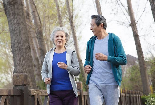 노년기 건강관리의 중요성이 높아지고 있다. 우리나라 노인이 평균 앓고 있는 만성질환은 평균 2개가 넘는 것으로 나타났다. 게티이미지코리아