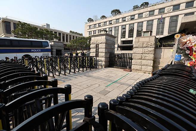 윤석열 대통령 탄핵 심판 선고일을 이틀 앞둔 2일 서울 종로구 헌법재판소 정문에 펜스가 설치돼 있다. 2025.4.2 (서울=뉴스1)