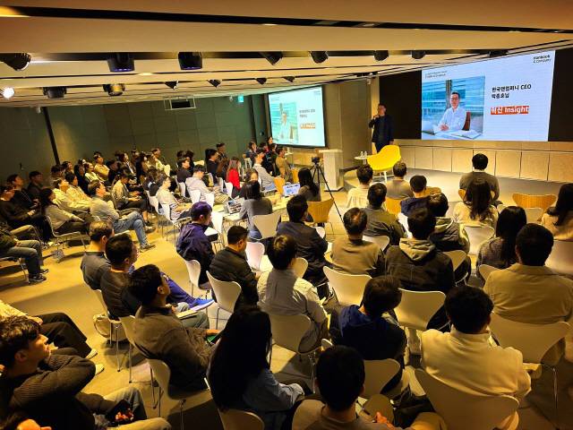 한국앤컴퍼니그룹 임직원들이 지난달 28일 경기도 판교 본사 테크노플렉스에서 열린 '2025 프로액티브 콘서트' 첫 회에 참가했다. 이날 콘서트는 테크노플렉스, 대전 테크노돔 등 그룹 각 사업장을 다원 생중계하며 진행됐다. 한국앤컴퍼니그룹 제공