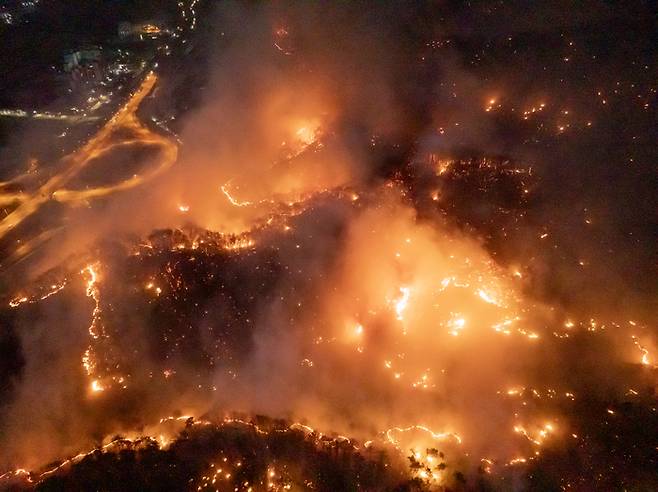 지난달 25일 경북 안동시 남선면 인근 야산으로 불이 번지고 있다. 연합뉴스.
