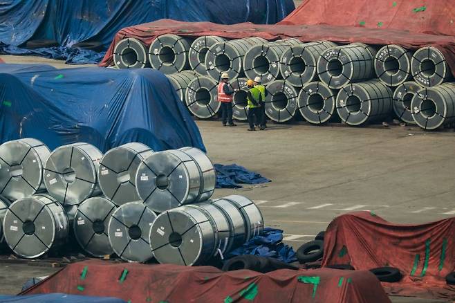 경기 평택시 평택항에 국내에서 해외로 수출하기 위한 철강제품들이 쌓인 채 선적을 기다리고 있다. 뉴시스화상
